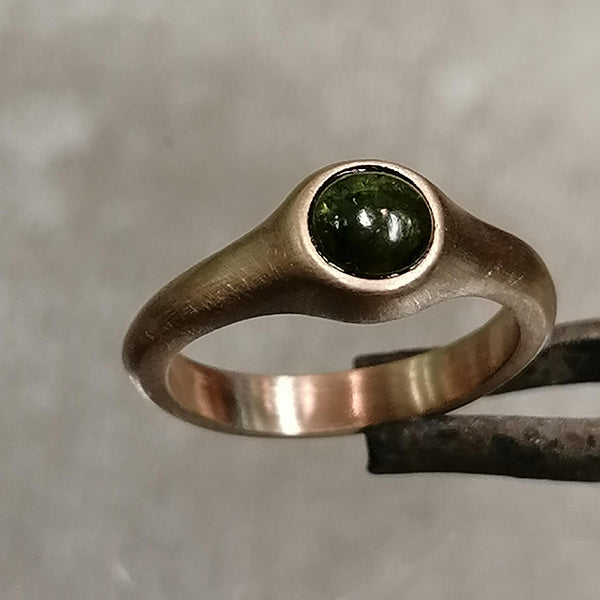 Anello  artigianale Sio satinato in bronzo rosso satinato con peridoto verde