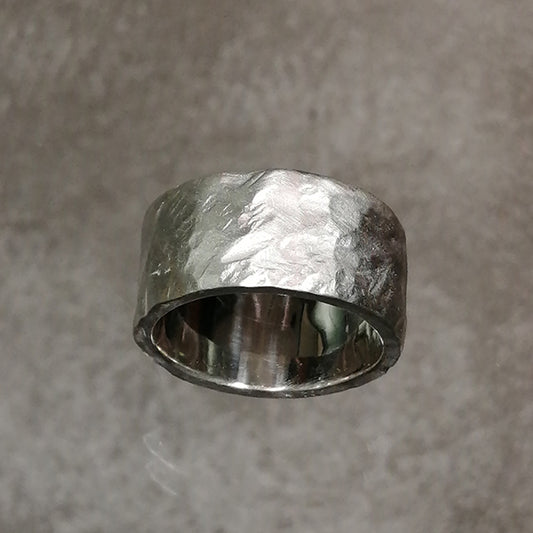 Anello Neolitico uomo in argento satinato e martellato