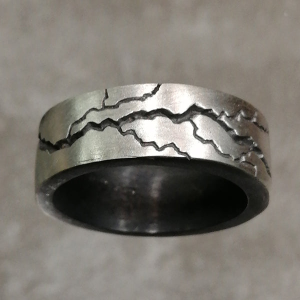 Anello  artigianale Shazam uomo in argento satinato 925 brunito