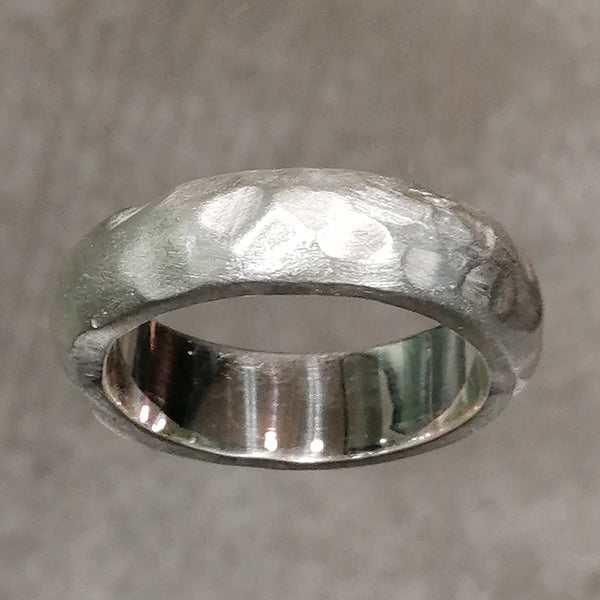 Anello  artigianale Zabu' uomo  in argento satinato e martellato