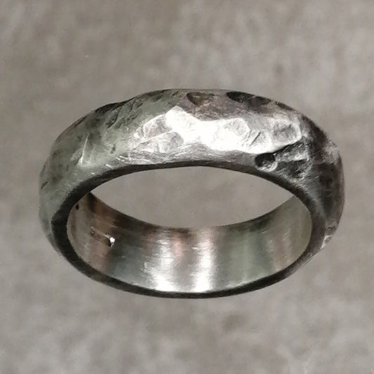 Anello Zabù uomo in argento satinato e martellato