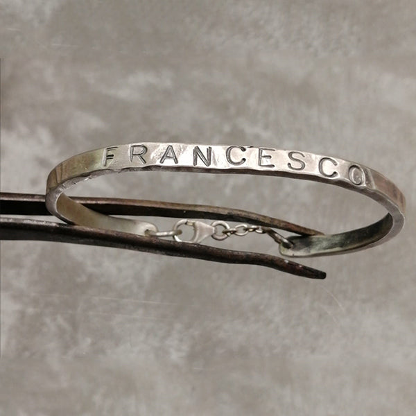 Bracciale artigianale con nome in argento 925 martellato - personalizzabile