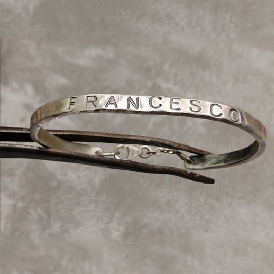 Bracciale con nome in argento martellato - personalizzabile
