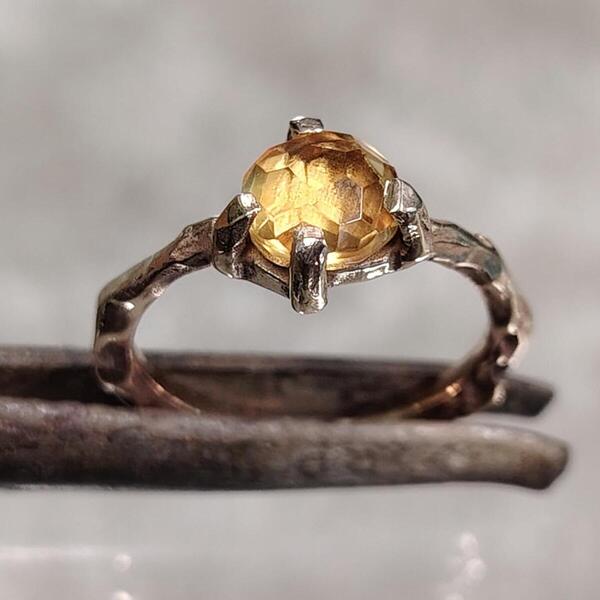 Anello artigianale Elarea in bronzo e citrino