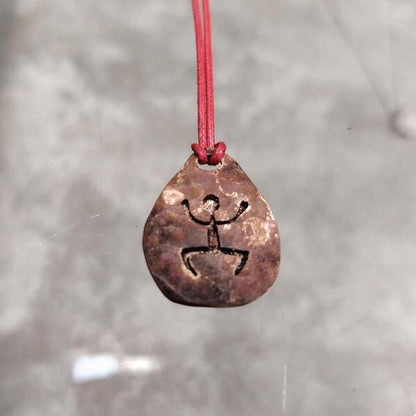 ciondolo artigianale  rupestre in bronzo rosso