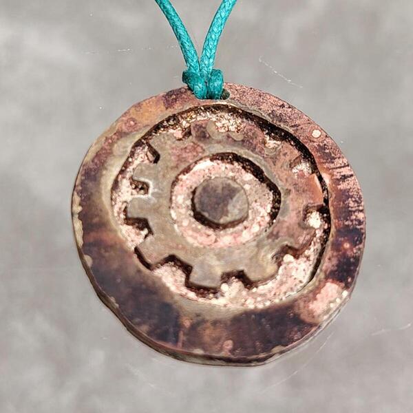 Ciondolo ruota in bronzo fatto a mano: gioiello unisex con cordino, senza nichel, effetto antico vintage e simbolo del ciclo della vita e della fortuna