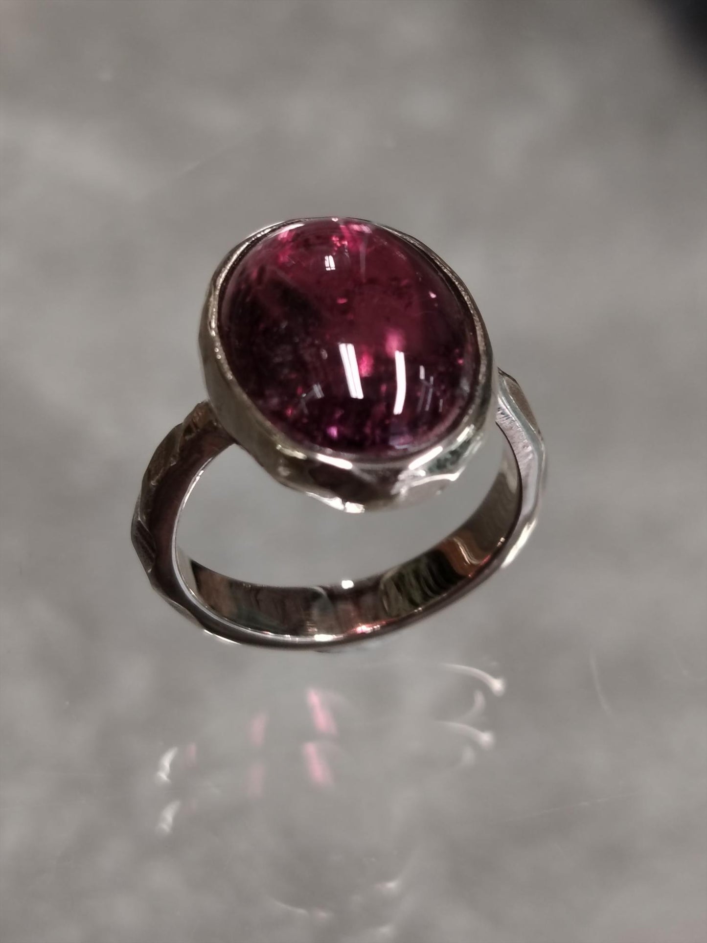 Anello donna artigianale Funny in bronzo e tormalina rosa