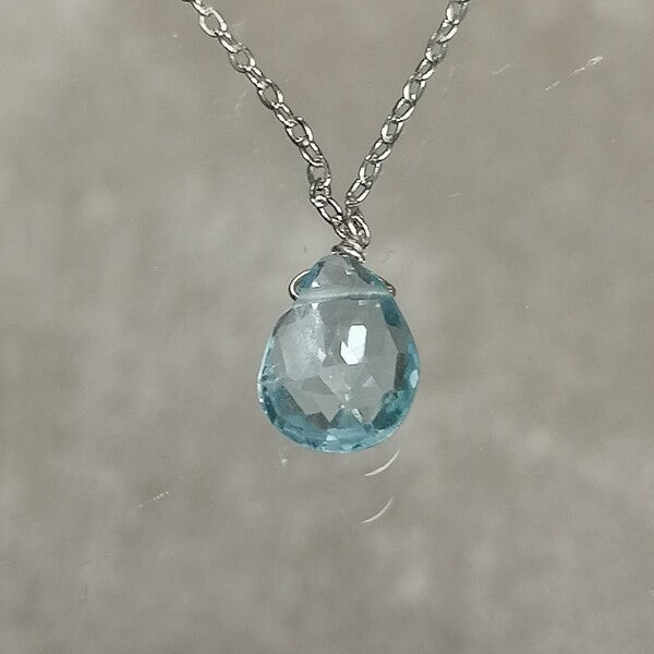 Girocollo artigianale Elegante in argento 925 e goccia di topazio azzurro