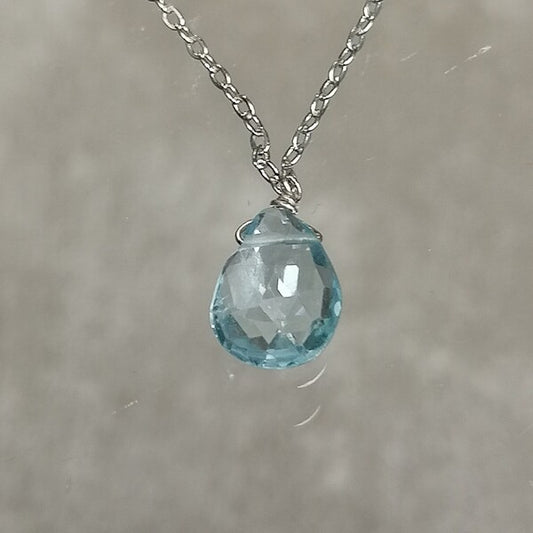 Girocollo Elegante in argento e goccia di topazio azzurro