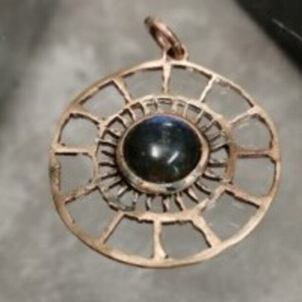 Ciondolo  artigianale Raggi del  sole in bronzo e labradorite. fatto a mano