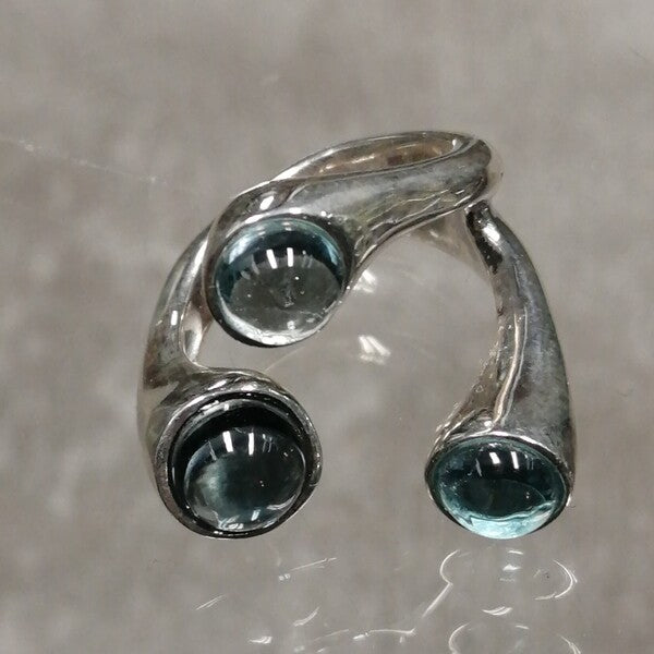 anello artigianale Azzurra in argento 925 con 2 topazi azzurri e un topazio london