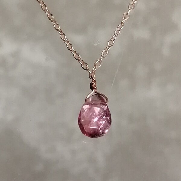 Girocollo  artigianale in argento 925 dorato  rosa e goccia di tormalina rosa