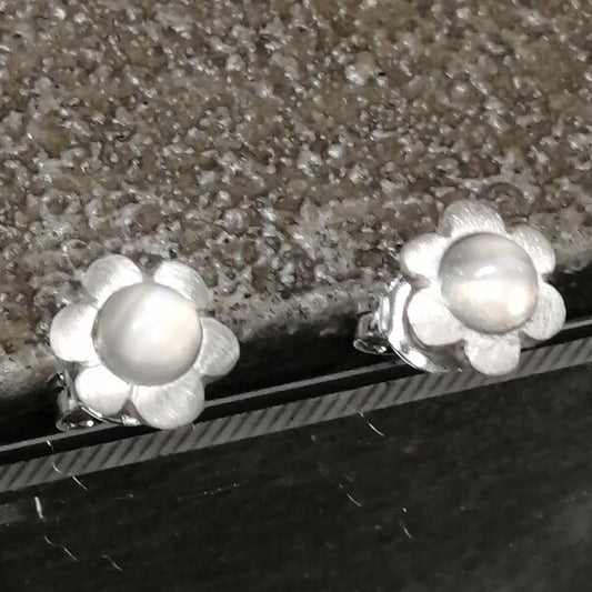 Orecchini minimal  margherita small in argento 925 e pietre di luna