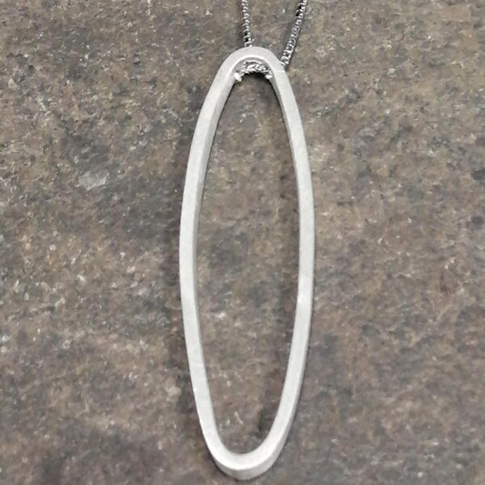 Ciondolo lettera O in argento 925 .