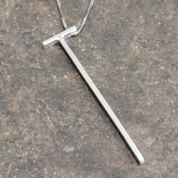Ciondolo artigianale lettera T in argento 925 satinato