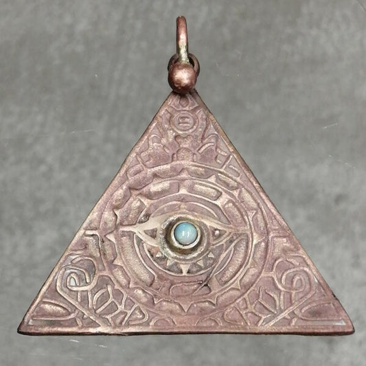 Il ciondolo triangolo con l occhio è in bronzo e opale.