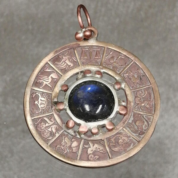 talismano artigianale zodiaco Volta celeste in bronzo satinato e labradorite.