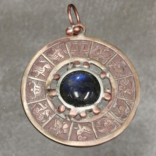 Il Ciondolo zodiaco Volta celeste è in bronzo e labradorite.